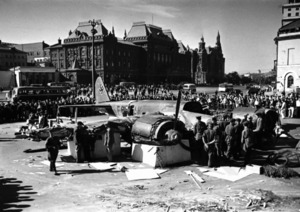 Сбитый немецкий разведчик на площади Свердлова